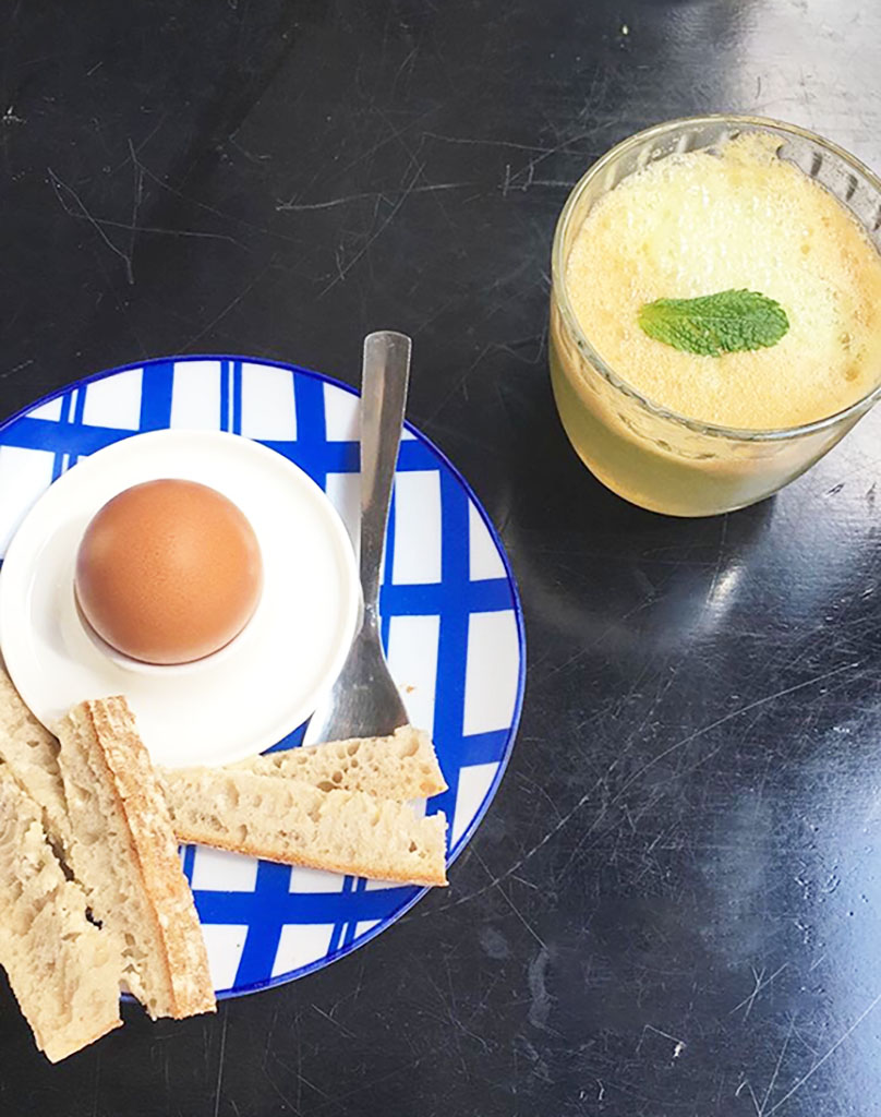 œuf à la coque et jus vert au coffee shop Bleu Matin à Montmartre 