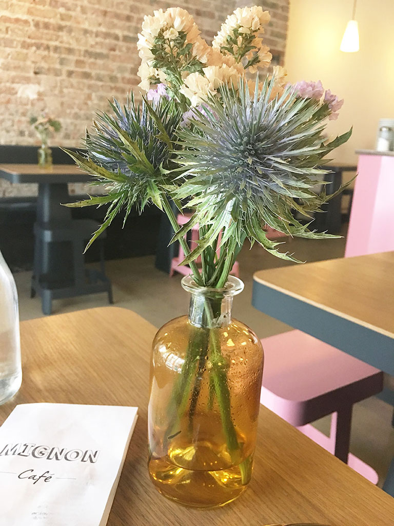 Table avec fleurs au Mignon Café à Montmartre