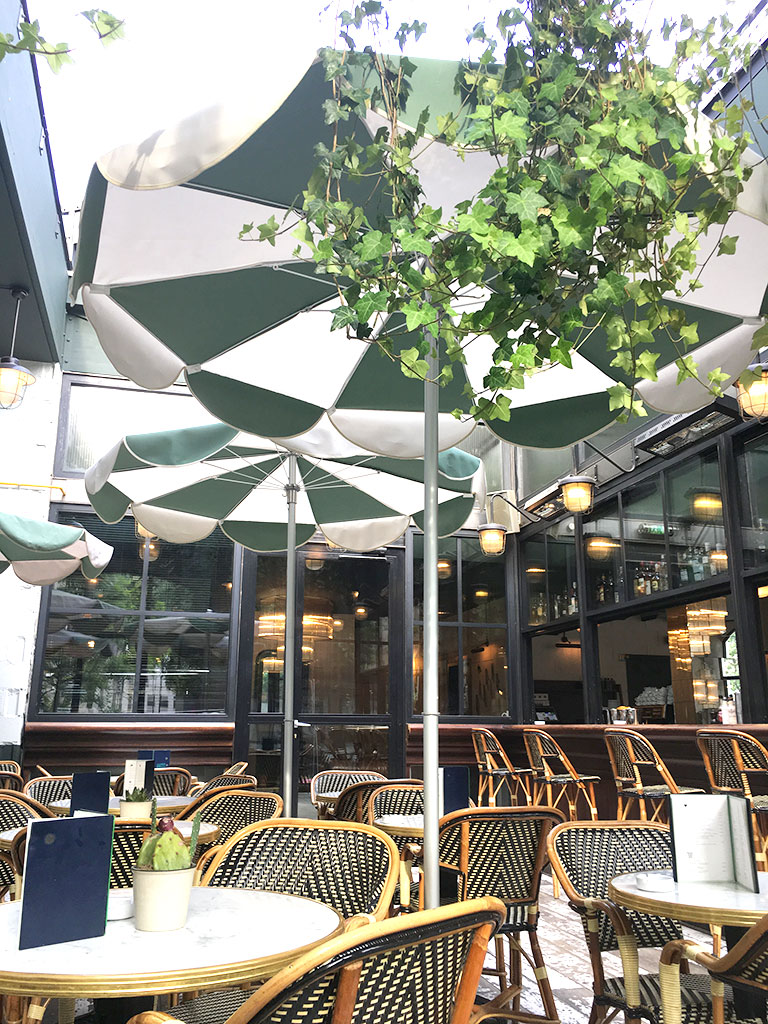 restaurants à Montmartre, terrasse de la Brasserie Barbès