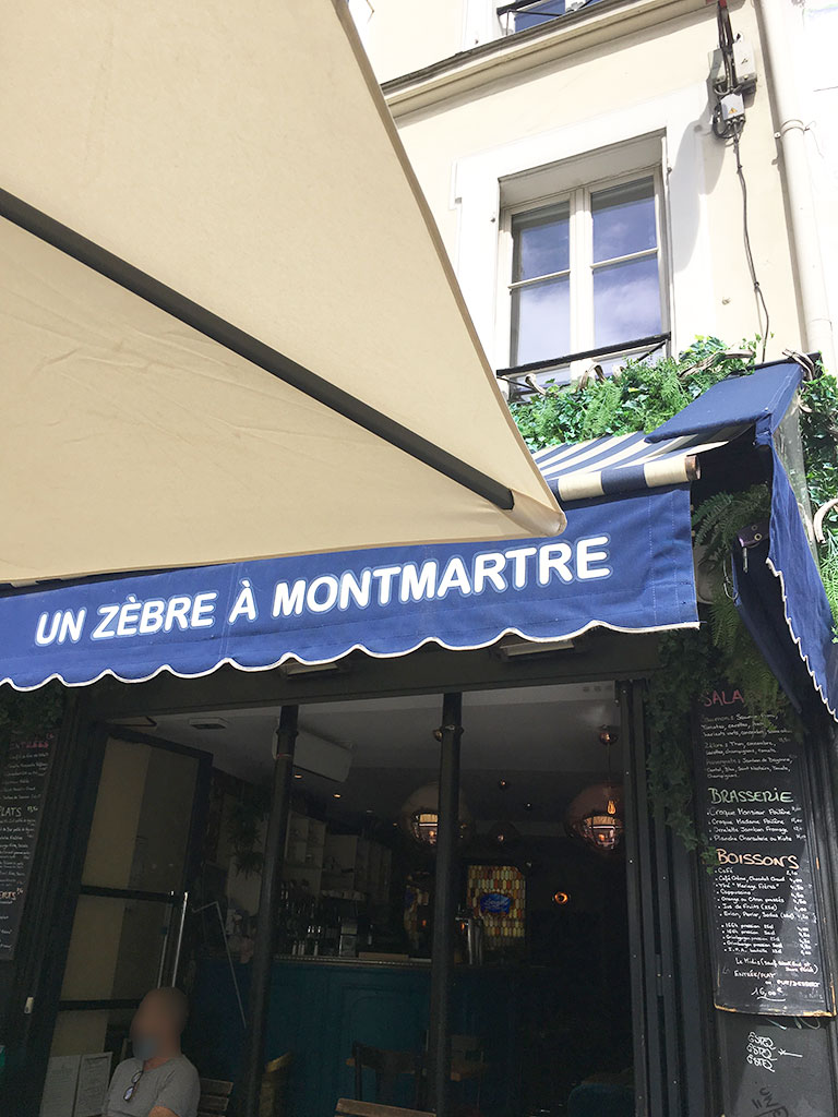terrasse de restaurants à Montmartre, Un zèbre à Montmartre