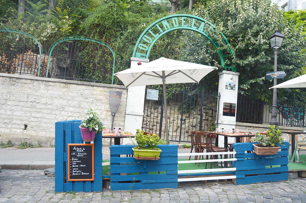 terrasses de restaurants à Montmartre, Autour du Moulin