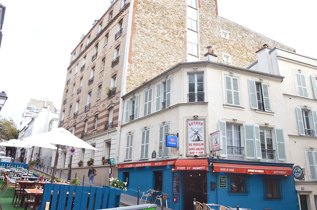 terrasses de restaurants à Montmartre, Autour du Moulin